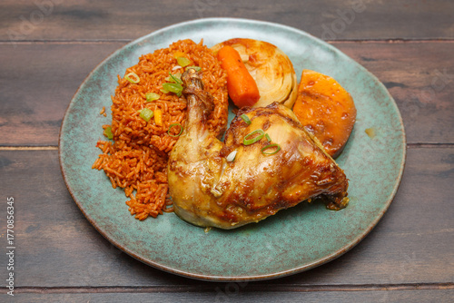 Thiebou Guinar – riz au poulet et légumes, plat traditionnel ouest-africain présenté sur une assiette colorée, table en bois. Plat sénégalais. 