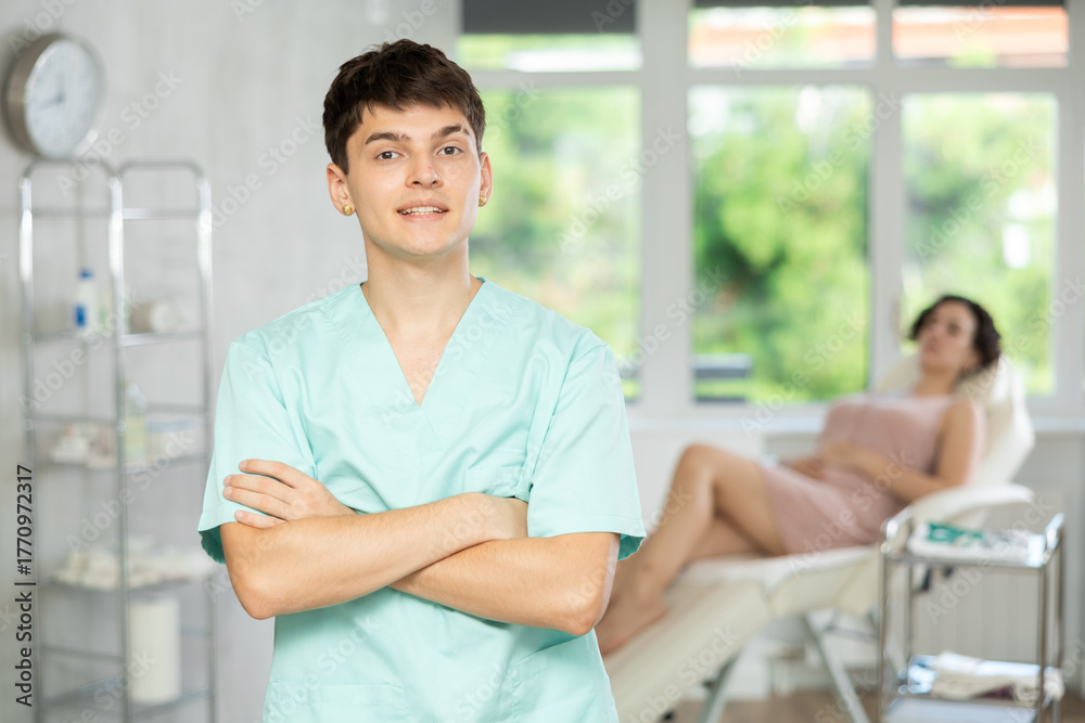 Obraz premium Doctor beautician invites you to visit the beauty clinic