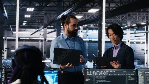 Foto Data center manager supervising work done by programmers working on neural network software