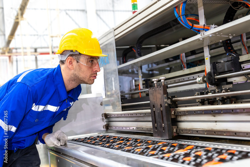Tableau sur toile Engineer checking machine in paper manufacturer which Exporter of Low-Carbon Material; Agricultural Fibers, cardbox Paper, and Corn Husk products for social well-being, and a sustainable future