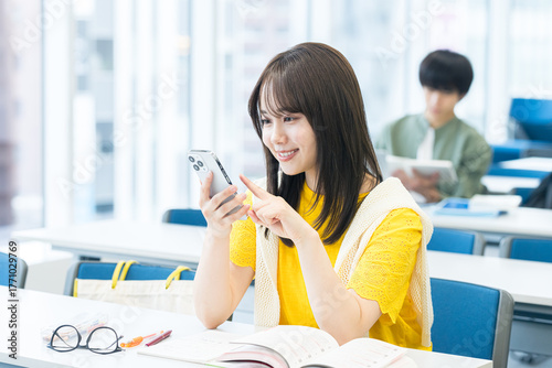 Tableau sur toile 教室でスマホを見る女子大学生