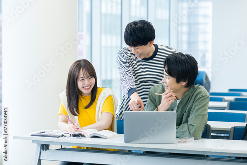 Foto 教室で授業を受ける大学生