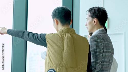 カジュアルな環境での商談シーン