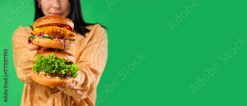 Young woman with tasty burg...