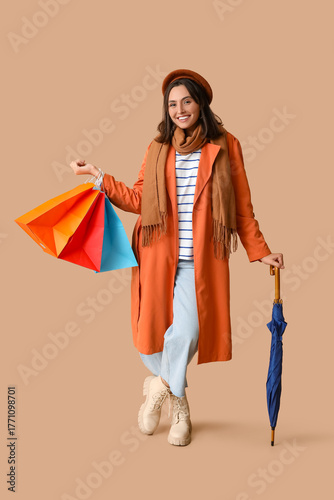 Young woman with shopping b...