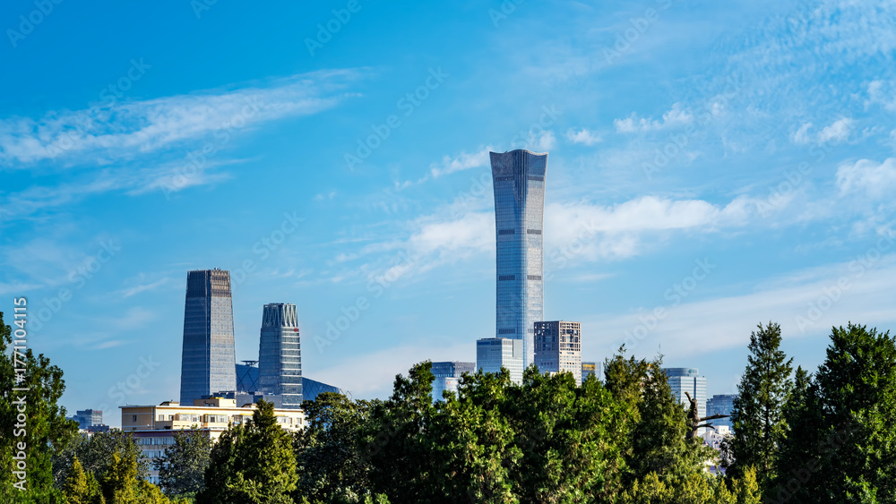 Obraz premium Modern city skyline with tall skyscrapers under clear blue sky