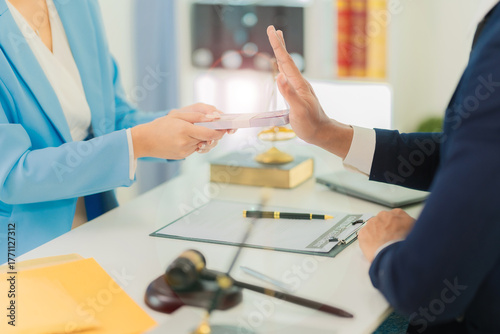 The official denied accepting bribes from business partners who presented large sums of dollar bills as bribe money, which is a corrupt idea.