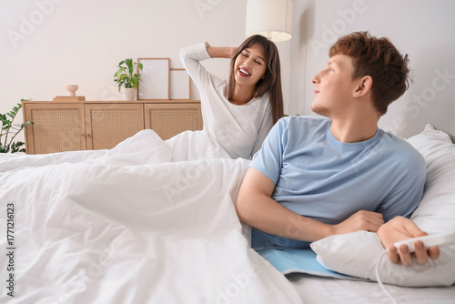 Young couple waking up on e...