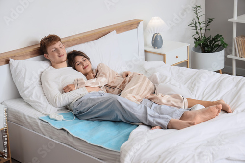 Young couple sleeping on el...