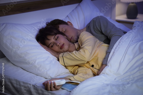 Young couple sleeping on el...