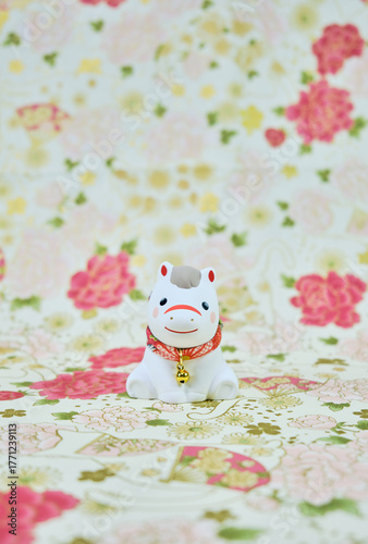 可愛い馬の置物と和柄の背景の年賀状素材