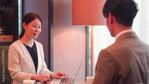 ホテルのラウンジ・カフェで過ごす人々