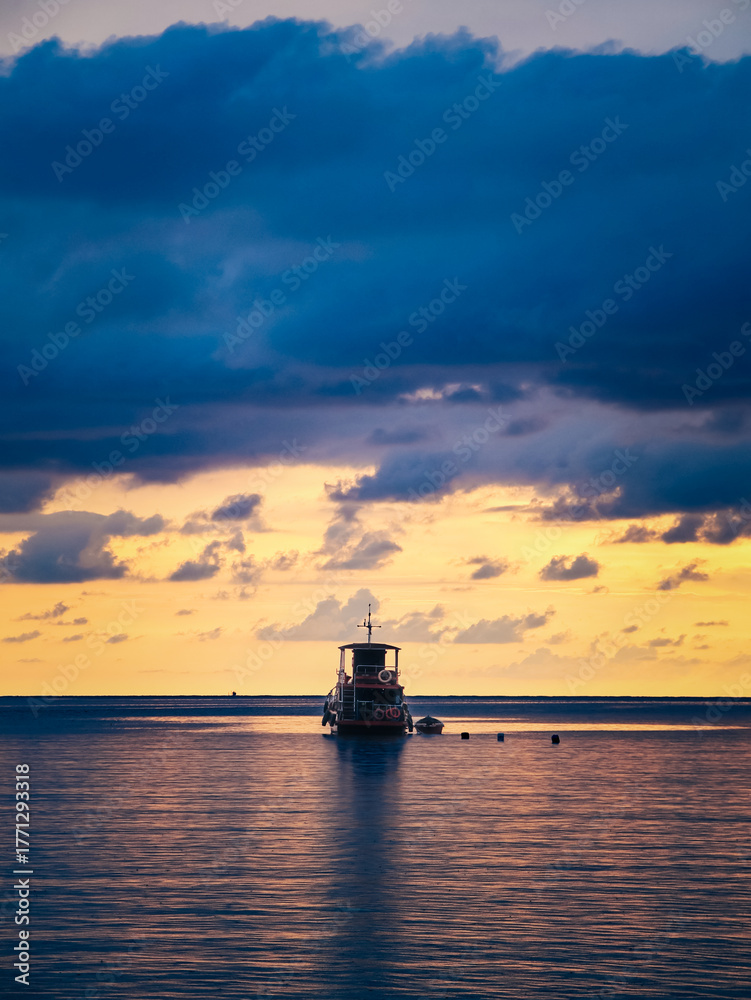 Obraz premium Fishing boat in the sea at sunset. Beautiful seascape.