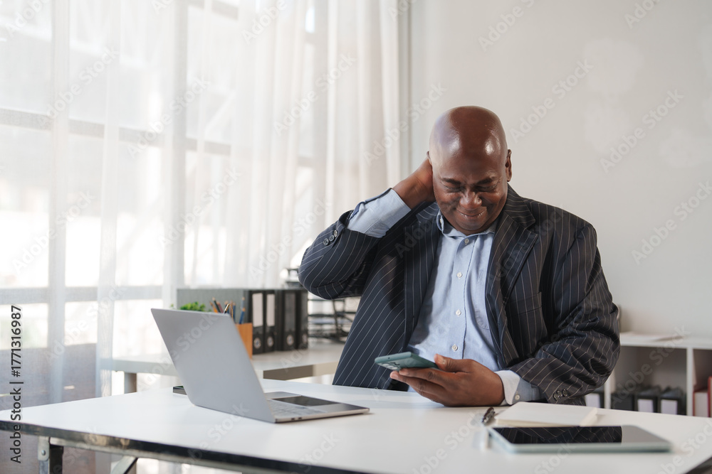 Obraz premium African american man feeling neck pain using smartphone