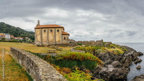 Billede på lærred Santa Catalina Hermitage Church Fortification Walls Cliff Mundaka Basque Coast