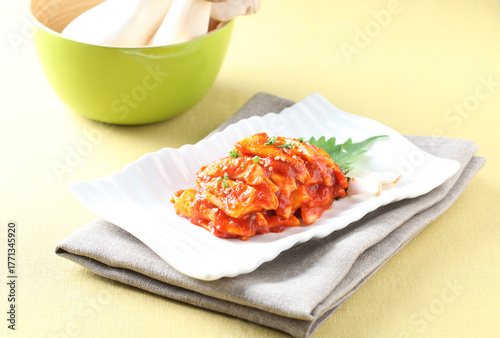 Fotografie A traditional Korean pickle made with king oyster mushrooms and apples, combining chewy texture and sweet flavor