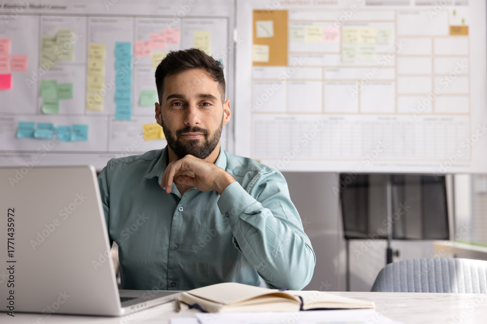 Naklejka premium Workplace portrait businessman working with notebook papers in Agile office