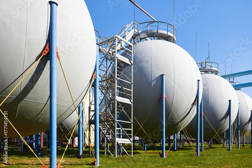 Fotografi Industrial gas storage tank spherical gasholder