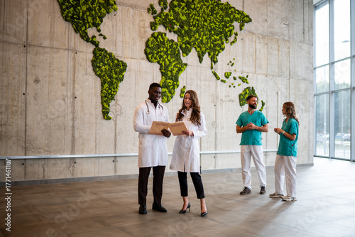 Canvastavla Diverse medical team discussing global healthcare issues