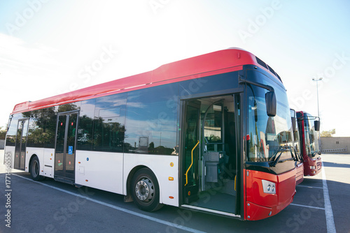 Foto Modern city buses parked at a depot facility, ready for public transport service