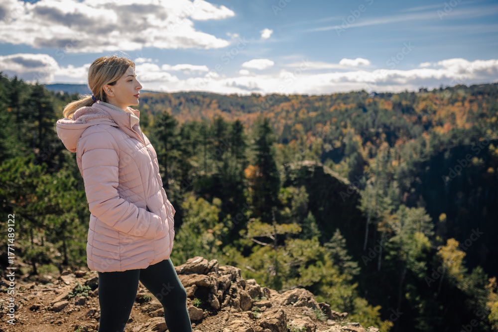 Naklejka premium Woman hiking enjoying autumn mountain landscape