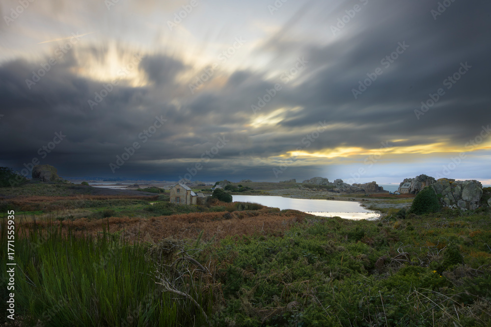 Fototapeta premium Joli paysage de mer en soirée à Plougrescant - Bretagne France