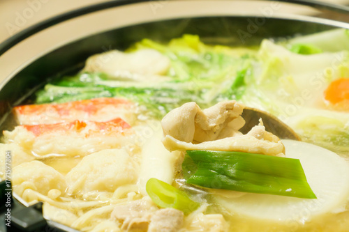 A hot pot dish simmered with vegetables like green onions, daikon radish, and carrots, along with crab and chicken—a famous winter delicacy in Japan.