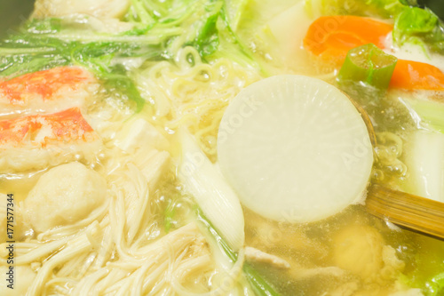A hot pot dish simmered with vegetables like green onions, daikon radish, and carrots, along with crab and chicken—a famous winter delicacy in Japan.