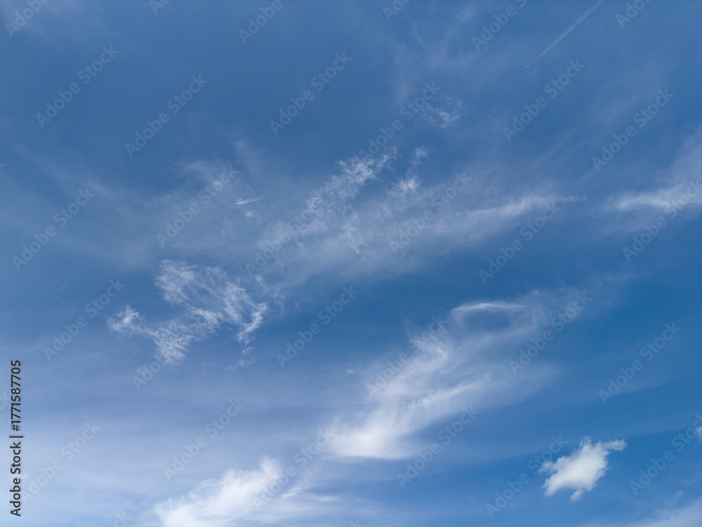 Obraz premium Serene Blue Sky with Scattered Clouds