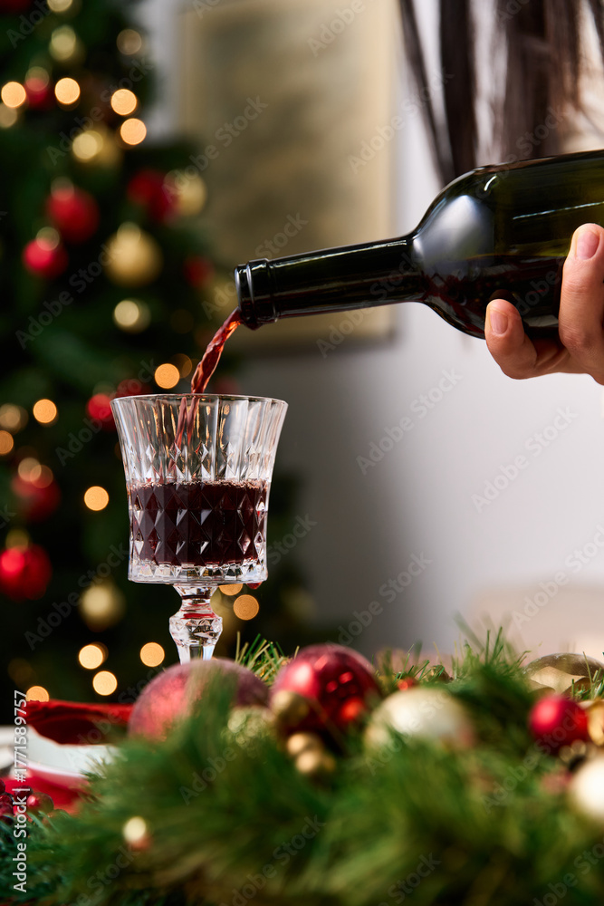 Obraz premium Celebrate the joy of Christmas with festive decorations and a delicious drink