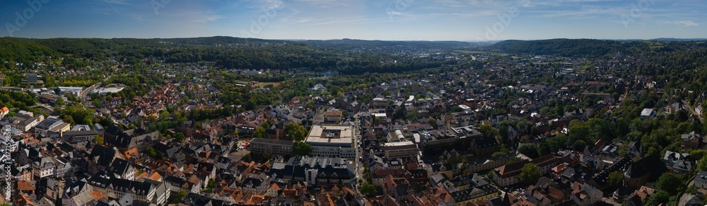 Obraz premium Panoramic Aerial View of City and Surrounding Hills
