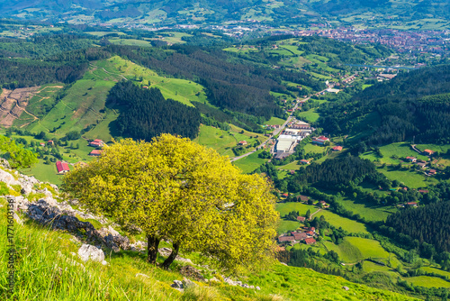 Señales de privamera sobre el valle del Duranguesado