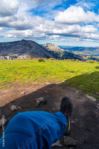 Relax contemplando el valle desde el monte Saibigain, Pais Vasco