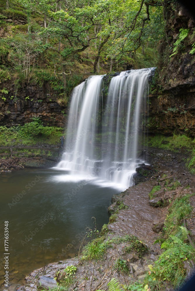 Obraz premium Waterfall at Sgwd Clun-Gwyn waterfalls park