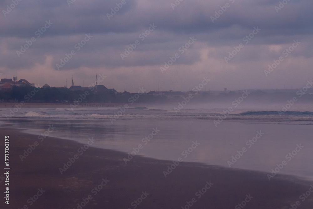 Fototapeta premium Colorful sunrise at ocean coast of Bali