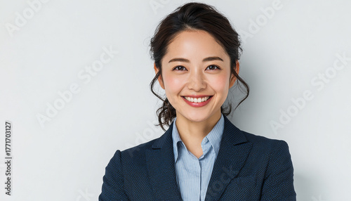 Wallpaper Mural 明るい笑顔でカメラを見つめる日本人ビジネスウーマン Torontodigital.ca
