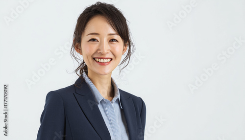 Wallpaper Mural 白い背景で笑顔でポーズをとる若い日本人ビジネスウーマンのポートレート Torontodigital.ca