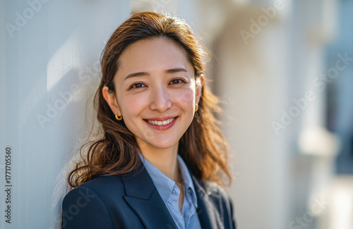 Wallpaper Mural 自然光の中で笑顔の日本人のビジネスウーマン Torontodigital.ca