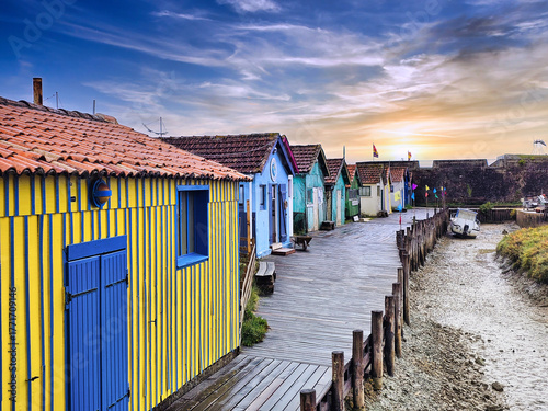 Des cabanes de pêcheurs typiques de la côte atlantique en France