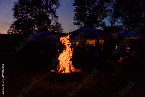 Lagerfeuer in der dunklen Landschaft