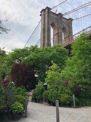 Fotobehang Brooklyn Bridge Onder de Brooklyn Bridge door  © Taylor Sabatini