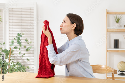 服の匂いに悩む女性