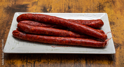 chistorras en plato alargado sobre mesa de madera