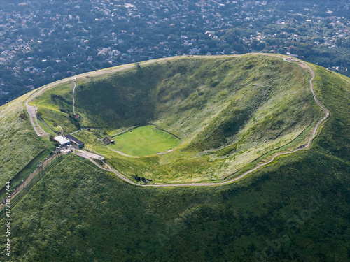 伊豆・大室山の火口を見下ろす空撮風景