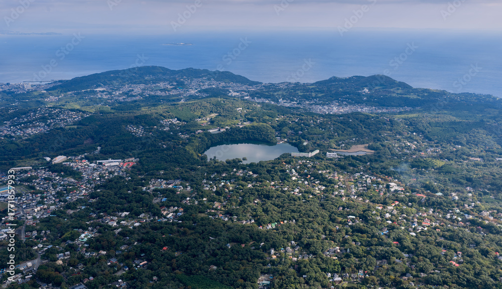 Obraz premium 伊東市・一碧湖を見下ろす空撮風景