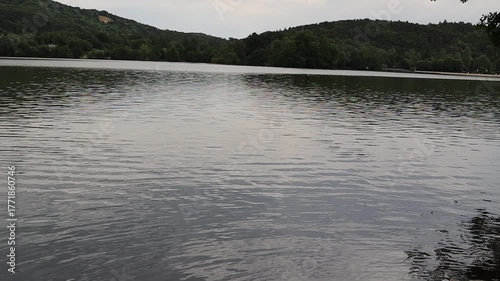 LAGO Y MONTAÑAS DE PIRINEO FRANCES.  EUROPA. 