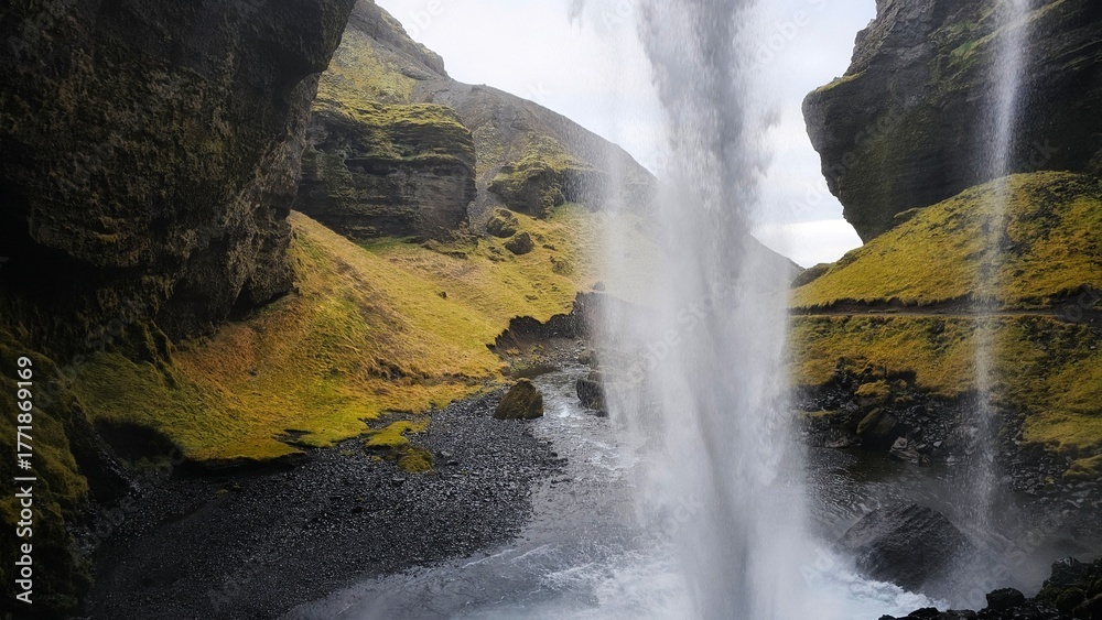 Naklejka premium Zdjęcie za wodospadem Kvernufoss w islandii 