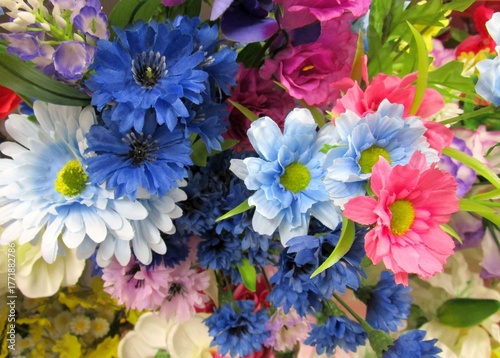 カラフルな造花の花束