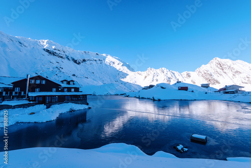 Balea Lake in Winter Snow, Fagaras Mountains, Romania — Frozen Alpine Landscape in Carpathians