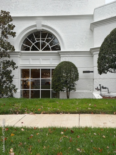 Foto White painted brick stately building with large palladium windows